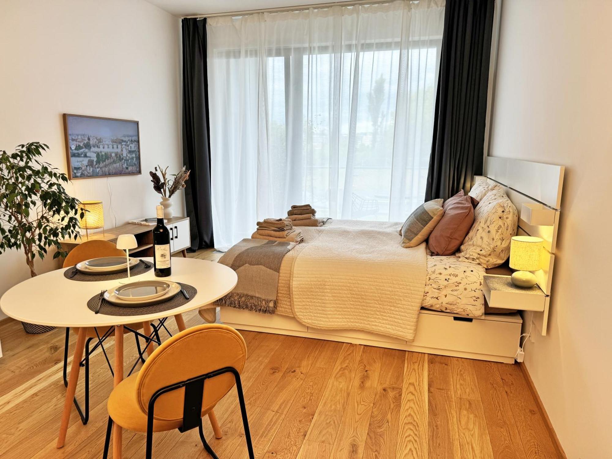 New Studio, King Bed, Free Parking, Terrace Praha Exteriér fotografie