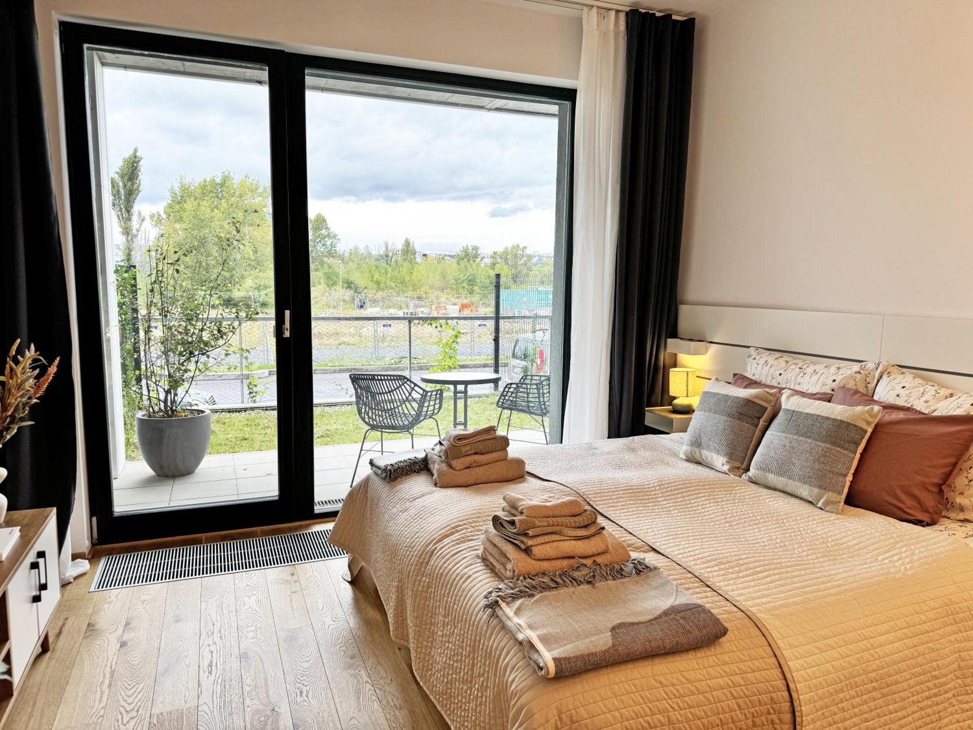 New Studio, King Bed, Free Parking, Terrace Praha Exteriér fotografie