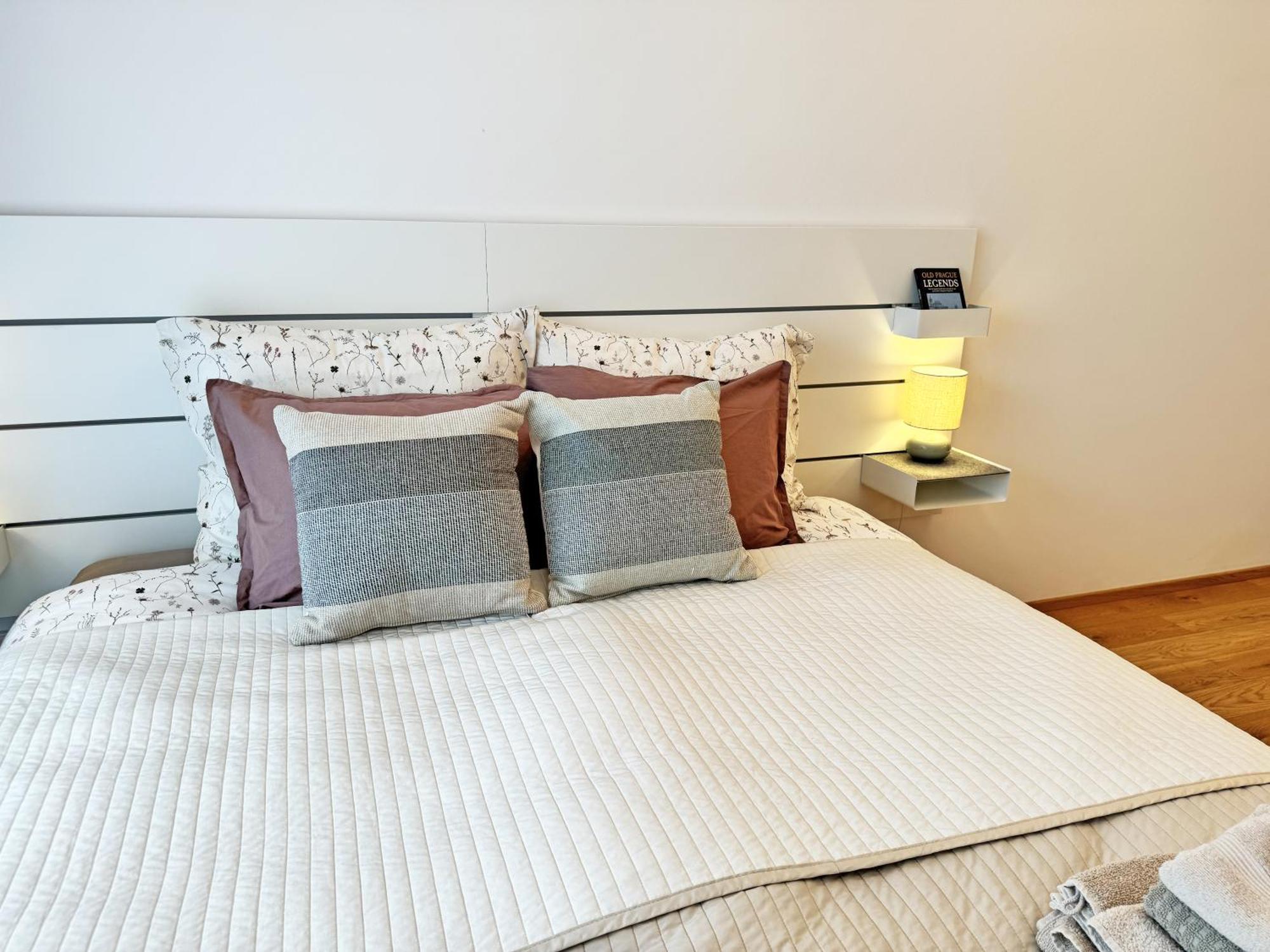 New Studio, King Bed, Free Parking, Terrace Praha Exteriér fotografie
