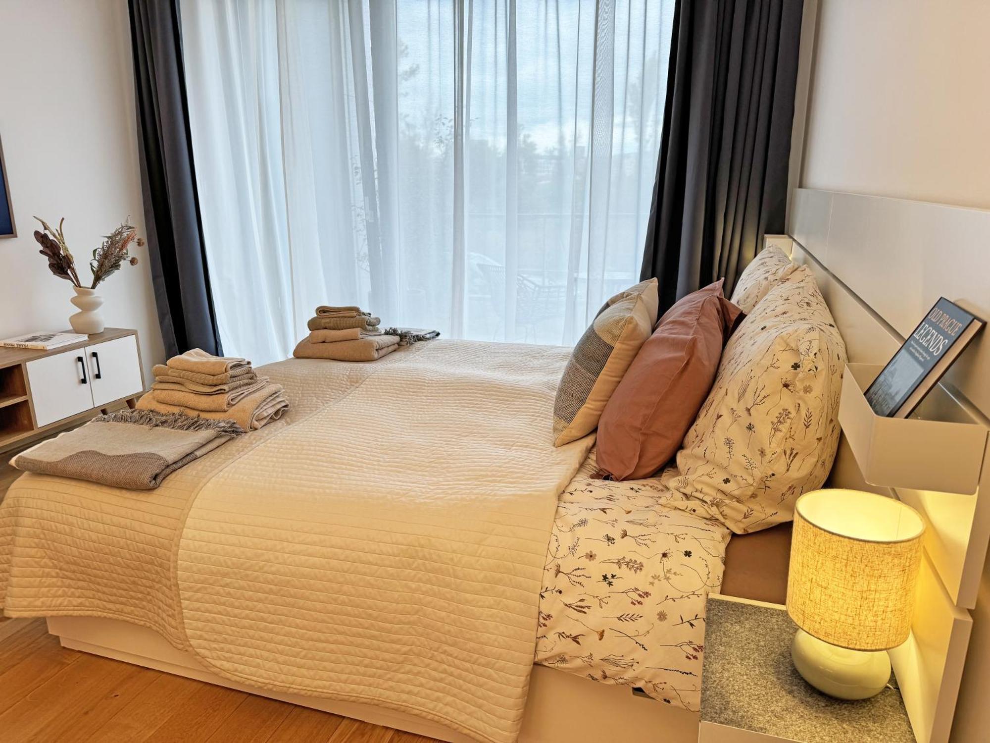 New Studio, King Bed, Free Parking, Terrace Praha Exteriér fotografie